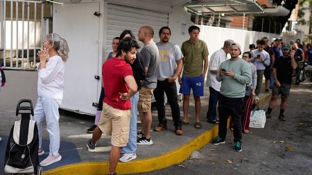 فيديو. فنزويلا: سكان كاراكاس يتزودون بالمواد الغذائية وسط عدم اليقين السياسي