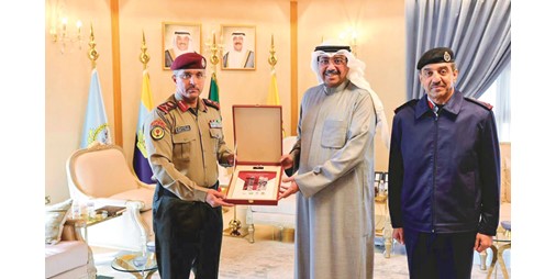 وزير الدفاع يتسلم كراسة «المراسم والبروتوكولات» الموحدة للجهات العسكرية