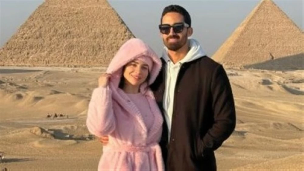 مي عز الدين وزوجها أحمد تيمور: احتفال رومانسي عند الأهرامات