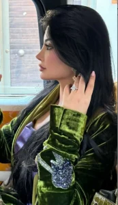 ملكة كابلي تتألق بعباءة قطيفة خضراء – أخبار السعودية