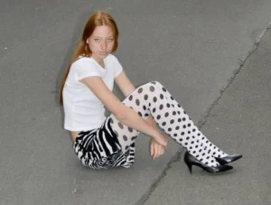 الجوارب الطويلة المنقطة لمسة جريئة تنعش إطلالتك – أخبار السعودية