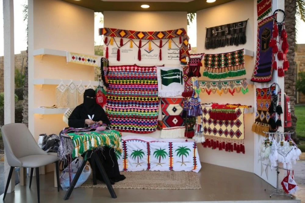 حين تتكلم الحِرفة ويبتسم الحرف.. 20 منصة تحتفي بالمواهب في مهرجان الكتّاب والقرّاء – أخبار السعودية
