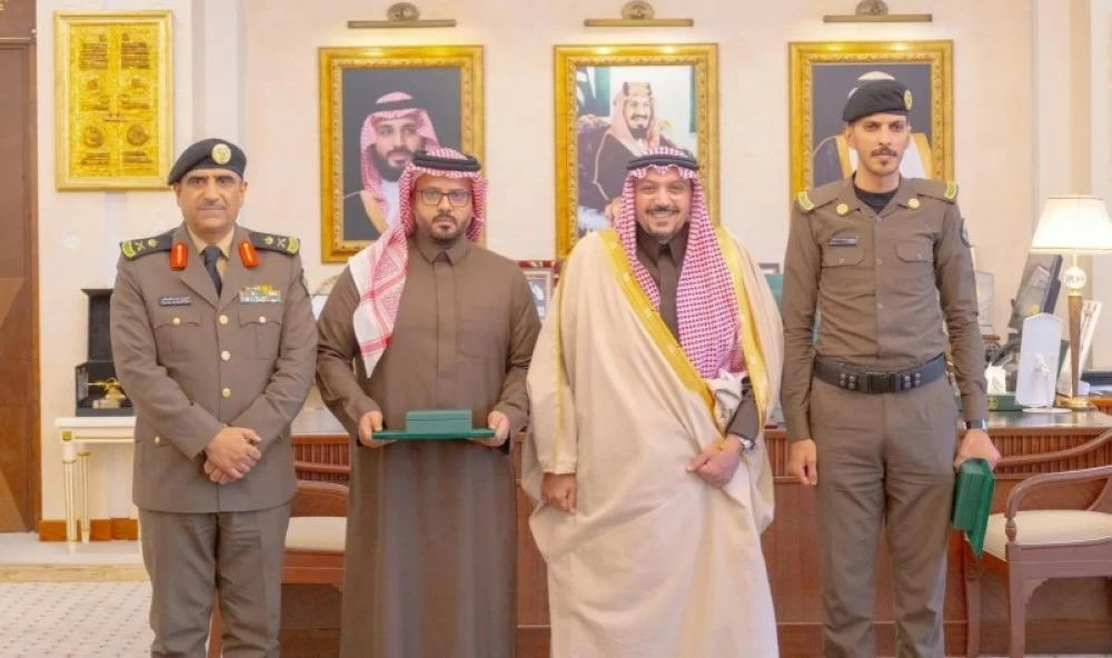 أمير القصيم يُكرِّم مواطناً ورجلَ أمنٍ ساعدا فتاة سودانية تعرّضت لحادثة مرورية – أخبار السعودية
