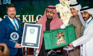 موسم جدة يحطم الرقم القياسي في غينيس بأثقل درع ذهبي
