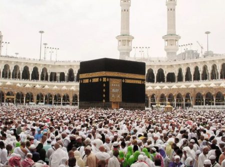 الحج والعمرة: التوقف عند الحجر الأسود يربك حركة الطواف
