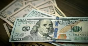 الدولار يصعد إلى أعلى مستوى في أكثر من 3 أسابيع