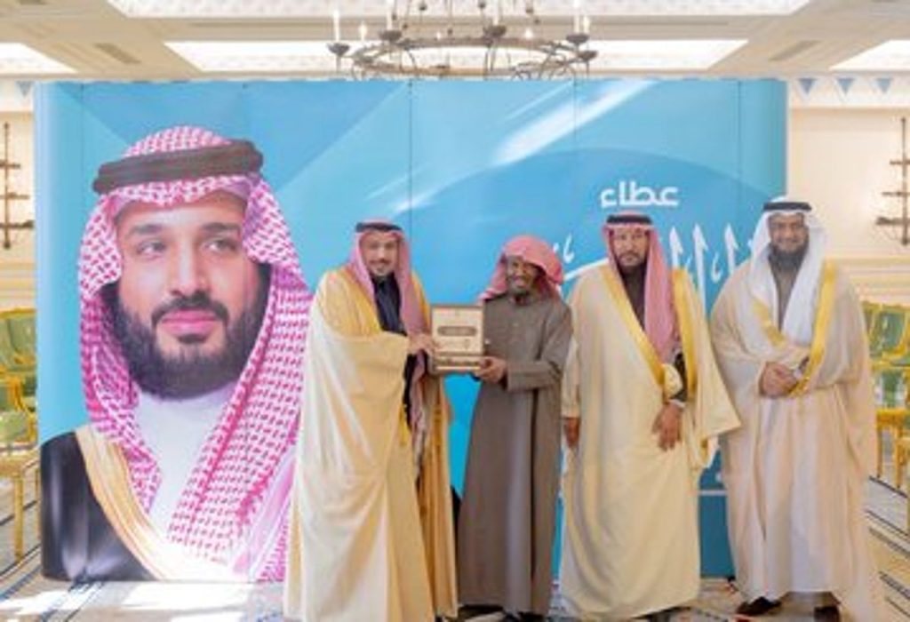 أمير القصيم يسلّم وثائق تملّك الوحدات السكنية للمستفيدين من تبرّع ولي العهد