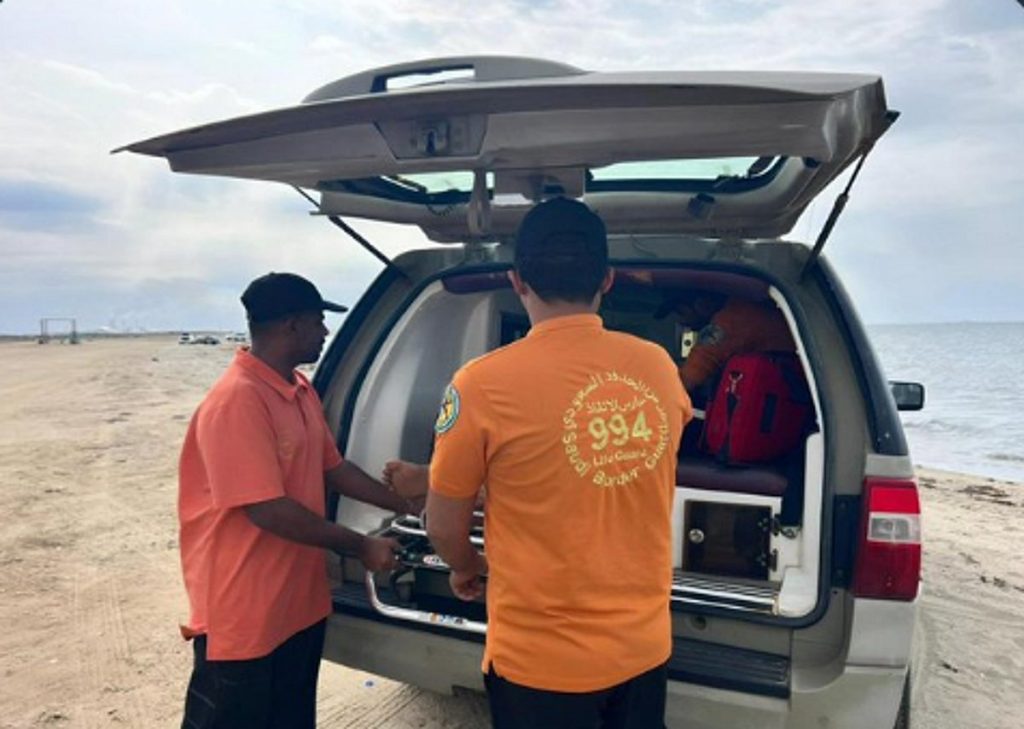 حرس الحدود بجازان ينقذ مواطنا من الغرق أثناء ممارسة السباحة