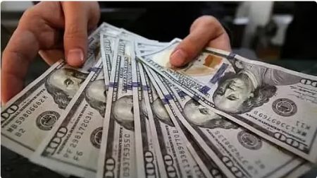 الدولار يحافظ على مكاسبه مقابل عملات رئيسية