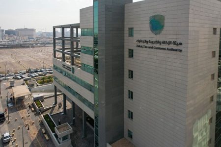 هل التنازل عن عقار بدون مقابل يعتبر هبه؟.. الزكاة والجمارك توضح موقفه من الضريبة