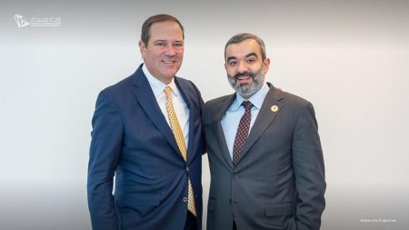 على هامش "دافوس".. وزير الاتصالات يجتمع مع عدد من رؤساء الشركات العالمية