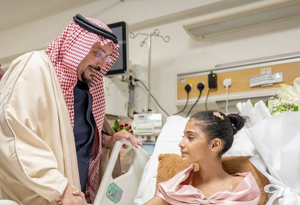 أمير القصيم يزور الطفلة السودانية العنود الطريفي ويطمئن على حالتها الصحية