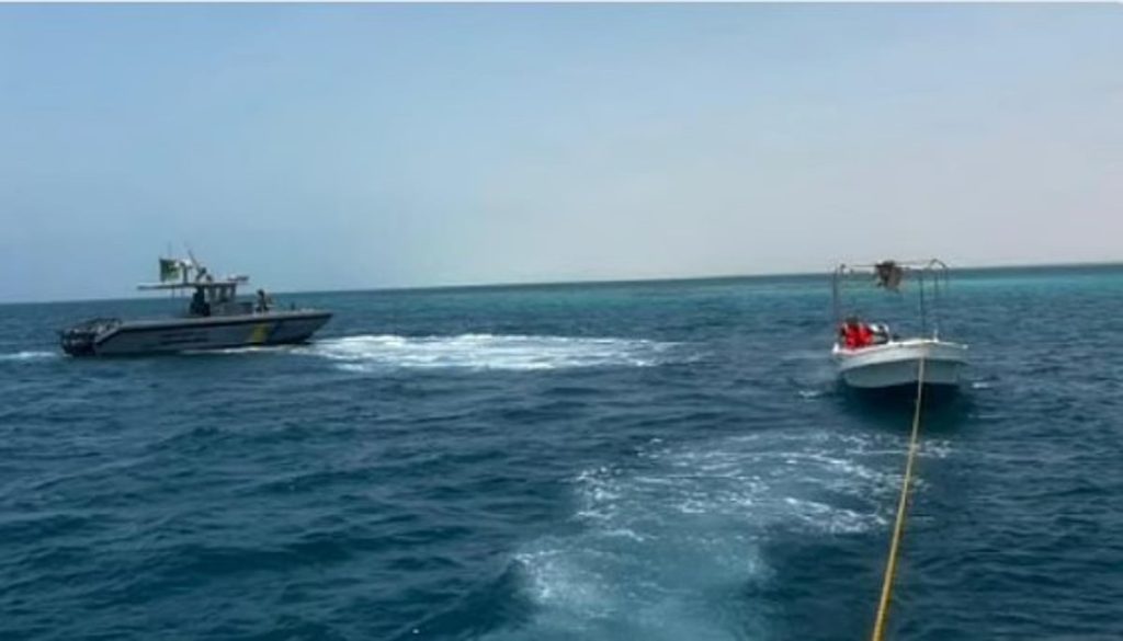 حرس الحدود بمكة المكرمة ينقذ 3 مواطنين تعطلت واسطتهم البحرية في عرض البحر