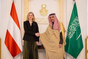 وزير الخارجية يبحث التعاون الثنائي مع نظيرته النمساوية