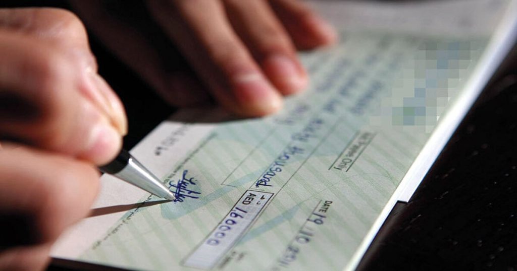 محام: التوقيع على شيك دون رصيد بنكي يعتبر جريمة