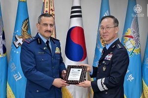 قائد القوات الجوية يبحث مع الجانب الكوري سبل تعزيز التعاون العسكري المشترك
