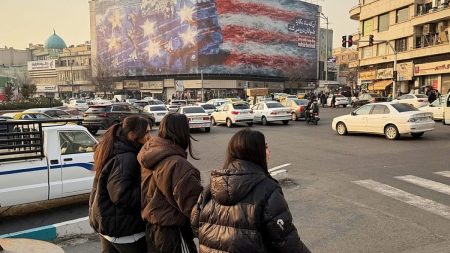 إيران بين الانهيار الوشيك و”لعبة البوكر”: كيف يقرأ مسؤول أمريكي سابق سلوك طهران؟