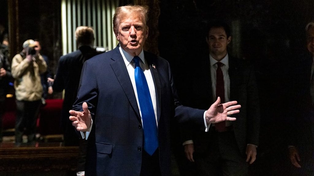 ترامب يتهم المحكمة العليا بالانحياز للصين ويتوعد دول العالم برسوم أعلى إذا لجأت إلى “ألاعيب”