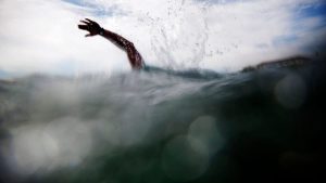 “شجاعة تفوق قدرة البشر”.. فتى أسترالي يسبح أربع ساعات لإنقاذ عائلته من الغرق