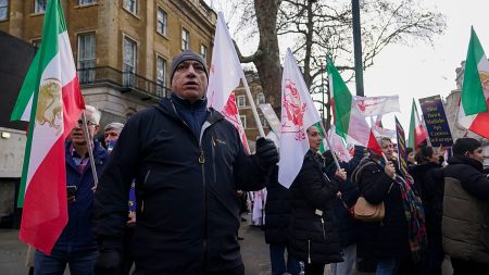 واشنطن تقترب من ضرب طهران.. والمعارضة الإيرانية تراهن على الحرب لإسقاط النظام