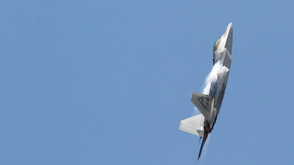 المقاتلة الأكثر فتكًا تحطّ في الشرق الأوسط.. ماذا نعرف عن “F-22” وقدراتها الخارقة؟