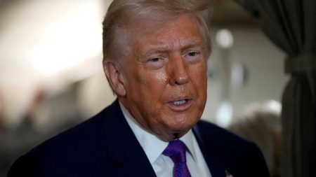 بين التباهي وكسر الدبلوماسية وصناعة الصورة.. هذه أبرز ملامح خطاب ترامب