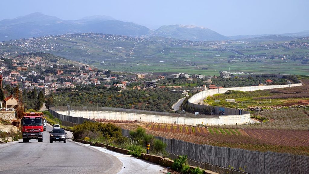 اقتحام وتصعيد.. إسرائيليون يعبرون الحدود نحو لبنان ويطالبون بالاستيطان جنوبًا