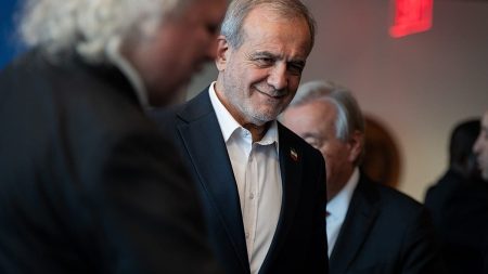 رسالة من خامنئي إلى بوتين وبزشكيان يكلّف عراقجي.. أين ومتى تبدأ المفاوضات مع واشنطن؟