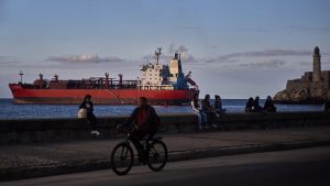 دعوة إلى “تغيير جذري”.. الولايات المتحدة تخفف الحظر النفطي عن كوبا