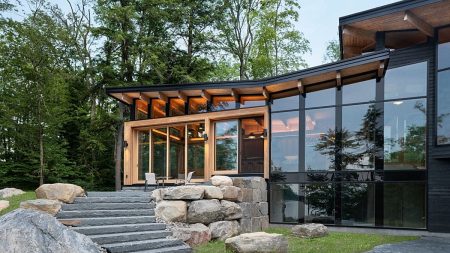 يمكنك حجز إقامة في المنزل الريفي من Heated Rivalry هذا الصيف