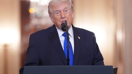 ترامب يتباهى بمساعدته امرأة في إجراء عملية لعينيها.. ويشتكي: “الطبيب خدعني”