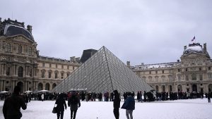 خسائر بـ10 ملايين يورو.. فضيحة احتيال تهز متحف “اللوفر” وتوقيف تسعة متورطين