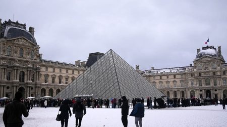 خسائر بـ10 ملايين يورو.. فضيحة احتيال تهز متحف “اللوفر” وتوقيف تسعة متورطين