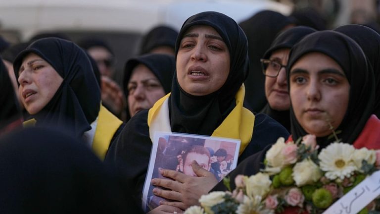 بعد الضربة الإسرائيلية الدامية في شرق لبنان: حزب الله ينعى 8 من عناصره ويتعهد بـ”المقاومة”