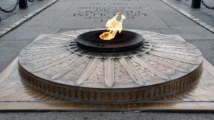 هجوم بسكين قرب قوس النصر في باريس.. الشرطة تطلق النار على مهاجم استهدف عناصر الدرك