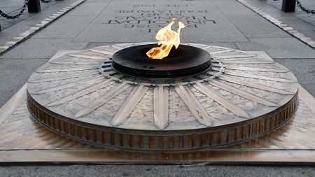 هجوم بسكين قرب قوس النصر في باريس.. الشرطة تطلق النار على مهاجم استهدف عناصر الدرك