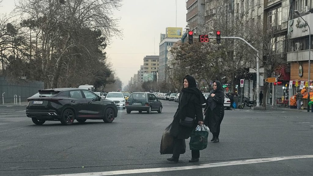 نواب إيران بزيّ الحرس الثوري: الجيوش الأوروبية “إرهابية”.. وخامنئي يتحدّث عن حرب إقليمية