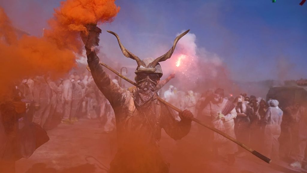 فيديو. حرب الطحين تكسو غالاكسيدي اليونانية بالألوان في الاثنين النظيف