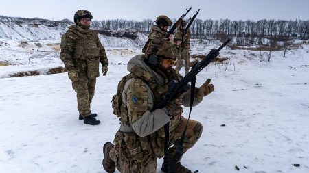 كيم يشيد بشجاعة جنوده الذين يقاتلون إلى جانب روسيا.. وهجمات متبادلة بين كييف وموسكو