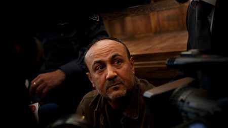 “غير منكسر”.. مروان البرغوثي ينشر كتاباً يحكي قصص ما وراء القضبان في إسرائيل