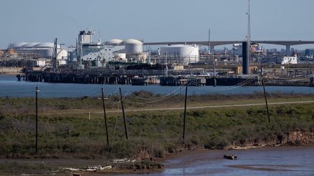 واشنطن تخفف عقوبات الطاقة على فنزويلا وتجيز لخمس شركات نفطية استئناف عملياتها