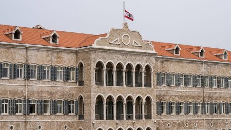 زيادة الضرائب وارتفاع أسعار البنزين.. الشارع اللبناني يغلي بعد حزمة قرارات جديدة