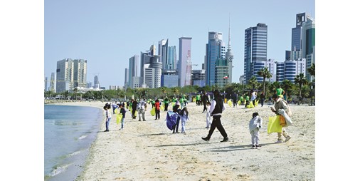 بالفيديو.. «الأبحاث» نظَّم «نحن نقود التغيير.. نحن ملتزمون» لتنظيف شاطئ الشويخ ورفع مستوى الوعي البيئي