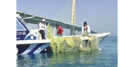«الغوص» يرفع طناً من شباك الصيد المهملة بجون الكويت وساحل الفنطاس