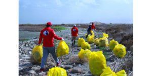 أشبال فريق الغوص الكويتي يرفعون طناً من المخلفات البلاستيكية من ساحل محمية الجهراء الطبيعية
