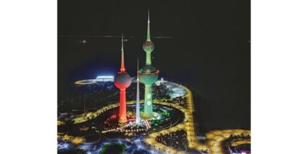 علم الكويت يزين معالم ومؤسسات البلاد ابتهاجاً بالأعياد الوطنية