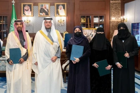 محافظ الأحساء يُكرِّم قادة ومنسوبي التعليم تقديراً لجهودهم – أخبار السعودية