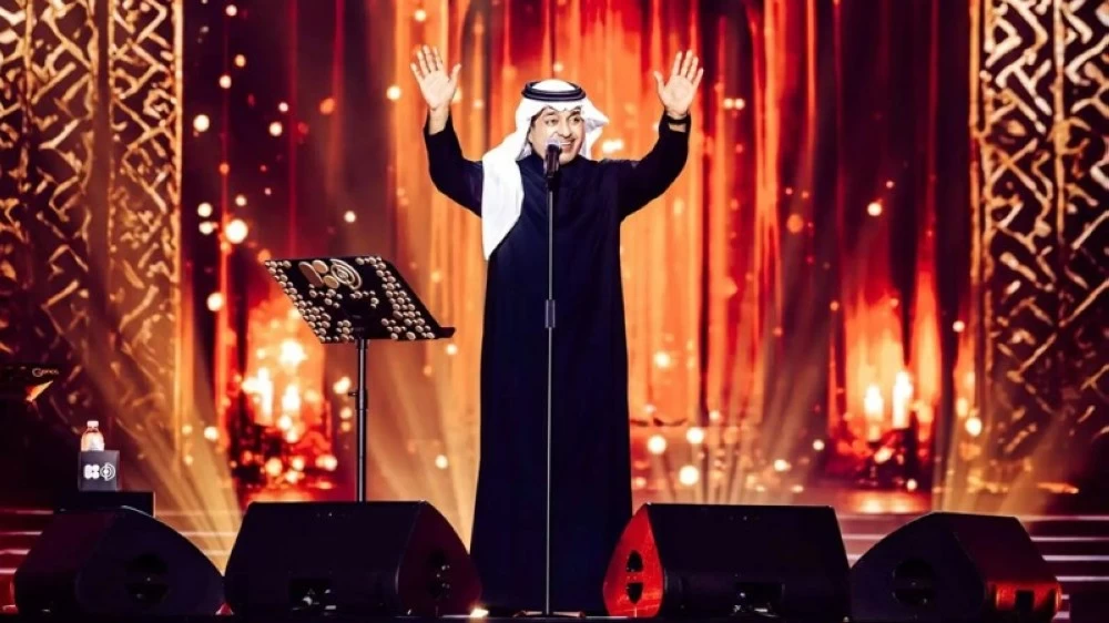 دموع على المسرح.. راشد الماجد ينهار في حفل البحرين – أخبار السعودية