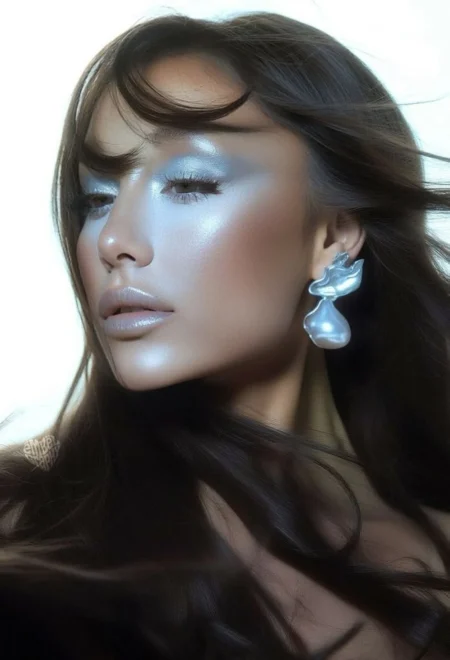 أريانا غراندي تتألق بمكياج فضي جليدي – أخبار السعودية