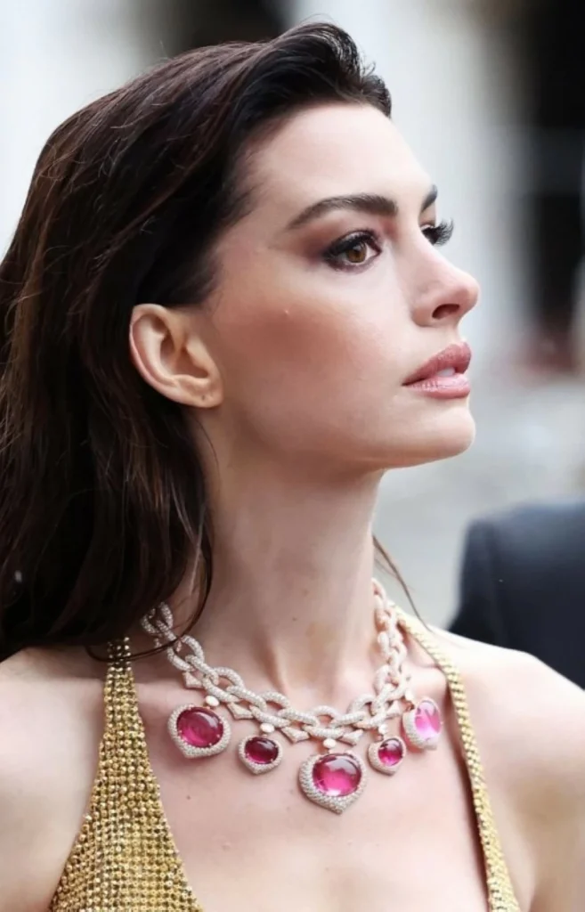 آن هاثاواي تتوهج ببريق الذهب والفضة بإطلالة جريئة – أخبار السعودية